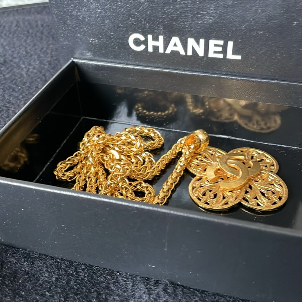 CHANEL Vintage Gold Floral Pendant Necklace